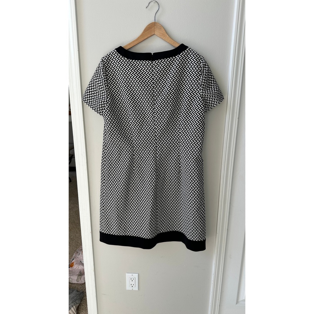 Tahari Arthur S. Levine Black White Geometric Shift Dress Half Zip Size 12 - Picture 3 of 4